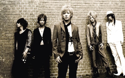 4月に発売されたシングル「MERRY GO WORLD」のPVには岸部四郎が登場。日本テレビ系情報バラエティ「ラジかるッ」でも取り上げられるなど多くの注目を集めた。