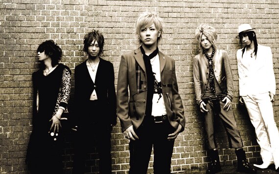 4月に発売されたシングル「MERRY GO WORLD」のPVには岸部四郎が登場。日本テレビ系情報バラエティ「ラジかるッ」でも取り上げられるなど多くの注目を集めた。