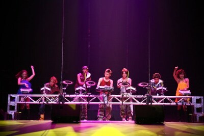 武道館ライブでは、メンバー全員でのパーカッション演奏や女子メンバーによるポールダンスなど普段のライブとは異なるパフォーマンスでファンを魅了した。