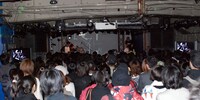 フロアではDE DE MOUSEのライブに初めて来たと口にする人もちらほら。新宿という土地柄か、幅広い客層となった。
