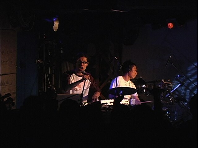 新宿LOFTが満員となる盛況ぶりだったこの日のライブ。DE DE MOUSEは11月15日に仙台CLUB ADDでライブを行うほか、年末にかけて精力的に活動。年末の大型イベント「COUNTDOWN JAPAN 08/09」では東京・大阪の両ステージに立つことが決定している。