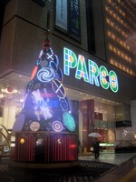 ツリーは11月8日より展示中。クリスマスムードの渋谷を煌煌と照らす。