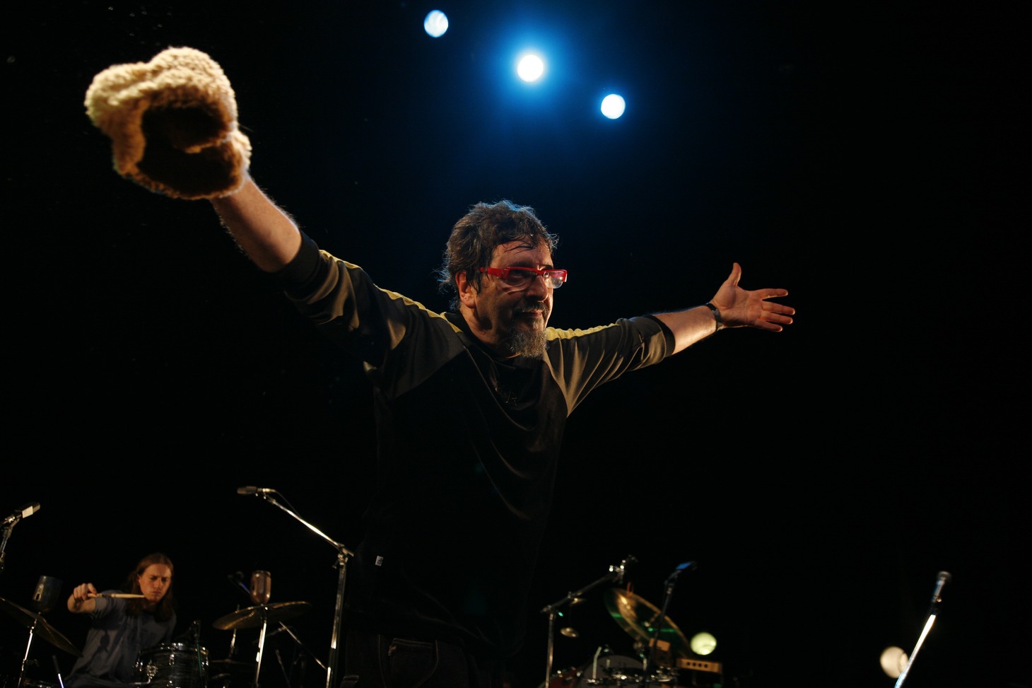 帽子を脱いでオーディエンスに挨拶するシロ・バプティスタ（Photo by numa）。