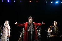 仮装して熱演するSOIL & "PIMP" SESSIONS（Photo by numa）。