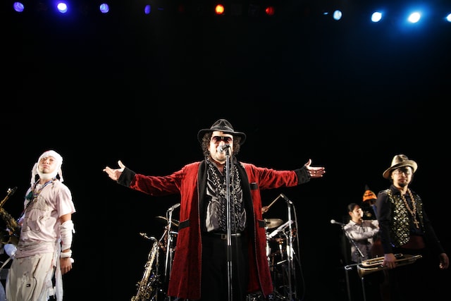 仮装して熱演するSOIL & "PIMP" SESSIONS（Photo by numa）。