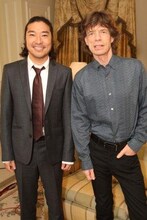 昨年邂逅を果たしたミック・ジャガーとトータス松本。大スターを横に、緊張した笑顔を浮かべるトータスが印象的だ。