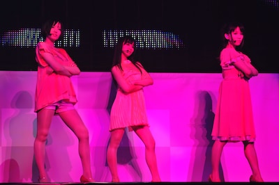 ライブ初披露となった「edge」では、背後の巨大モニターと連動した大会場ならではのパフォーマンスで観客を圧倒。