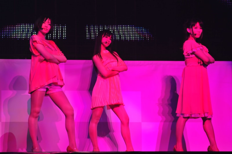 ライブ初披露となった「edge」では、背後の巨大モニターと連動した大会場ならではのパフォーマンスで観客を圧倒。