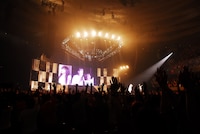 熱狂的に盛り上がるファンと、巨大な声援に応えるPerfumeの3人。