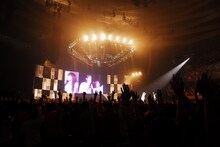 熱狂的に盛り上がるファンと、巨大な声援に応えるPerfumeの3人。