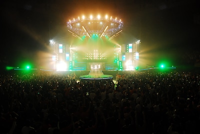 武道館限定で販売された「ぶどう缶キャンディ」や「Perfumeガチャガチャ」は開場前に完売。客席にはファンクラブ限定で販売されているオレンジ色のTシャツを着たファンが目立った。