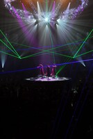 レーザー光線を効果的に使った演出が、大会場ならではのスケール感を感じさせてくれた。