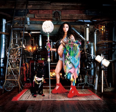 上の写真がニューシングル「2008」ジャケット。巨大な耳かきのような形をした杖状のものは何を表しているのだろうか。