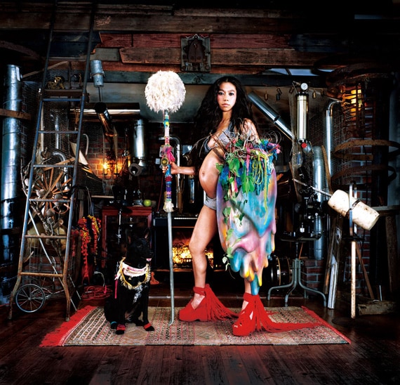 上の写真がニューシングル「2008」ジャケット。巨大な耳かきのような形をした杖状のものは何を表しているのだろうか。