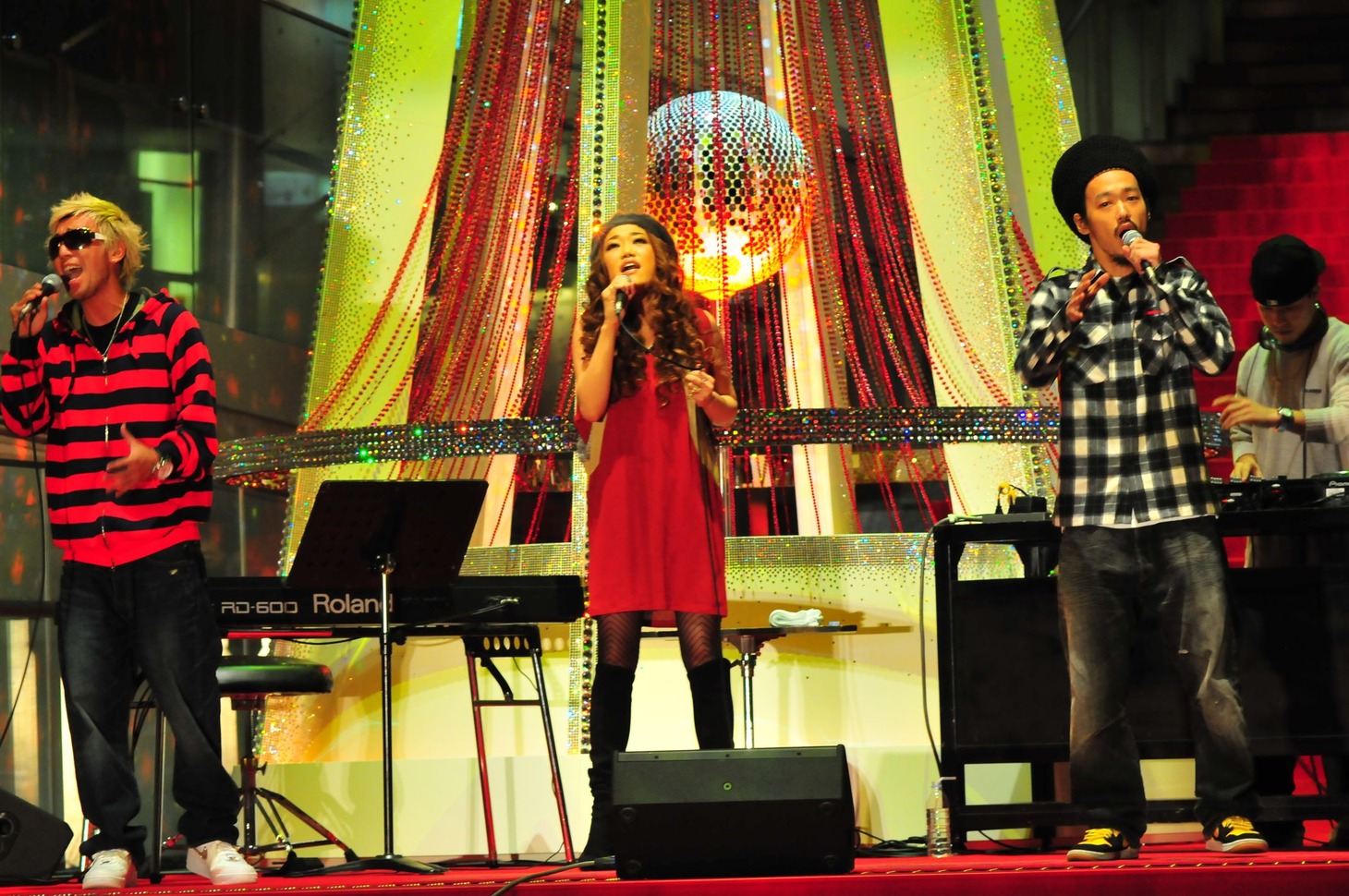 Spontaniaの登場に会場は騒然。ヒルズ内ショップの店員さんも観に来るほどの盛り上がりとなった。