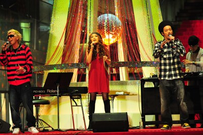 Spontaniaの登場に会場は騒然。ヒルズ内ショップの店員さんも観に来るほどの盛り上がりとなった。