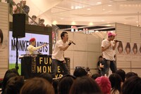 11月には全国各地の大学祭ライブに続々出演。詳しいスケジュールはオフィシャルサイトで確認しよう。