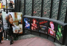 右から順に、ラン坊（G）、昭和過激（Dr）、なめんなよーかい（B）、キワメミチjunzo（Vo）、YUIのポスター。