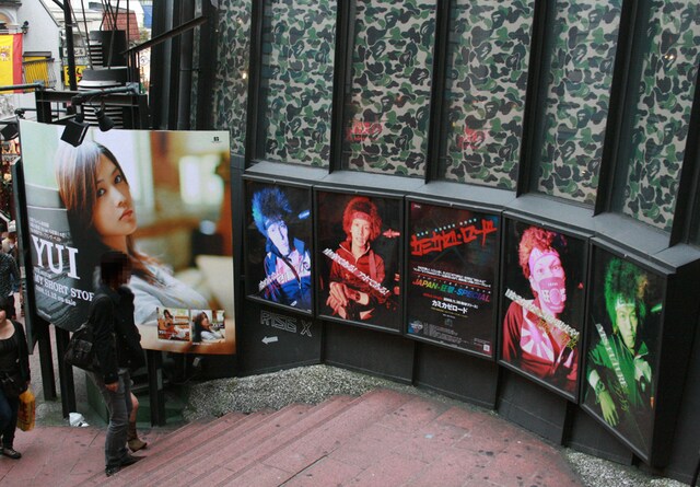 右から順に、ラン坊（G）、昭和過激（Dr）、なめんなよーかい（B）、キワメミチjunzo（Vo）、YUIのポスター。