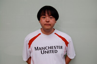 マンチェスター・ユナイテッドのTシャツを着たA.K.I.PRODUCTIONS。