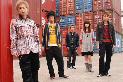 曲のタイトルについて太志（Vo）は「歌詞の中に出てくる女性に名前をつけようとして、ピッタリはまったのがベロニカという響きでした。僕の想像の中に存在するVelonicaという女性の物語です」と語っている。