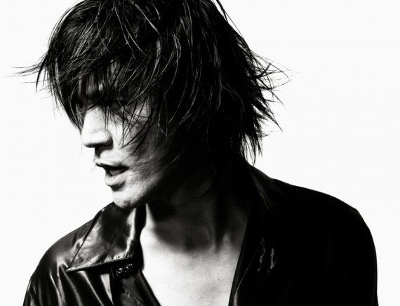 氷室のパワフルなライブをたっぷり楽しめる連続リリースが決定。発売を楽しみにしておこう。