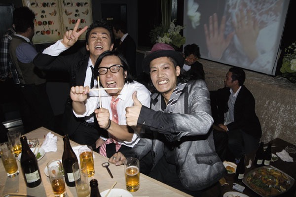 ボーカルの渡和久は今回の企画について、「実際の結婚式でライブなんて僕らも初めてですが、厳かな式でも楽しい宴でも最高のパフォーマンスでお二人を祝福したいと思っています」とコメントしている。