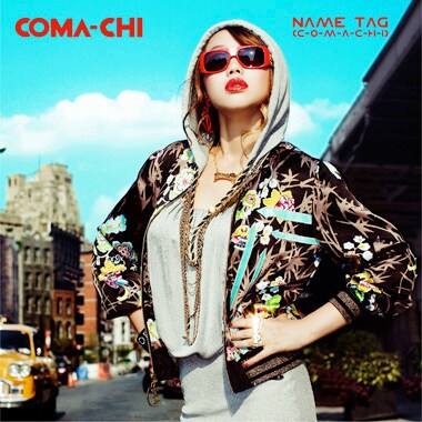 フリーライブ終了後はサイン会を開催。タワーレコード渋谷店でアルバム「RED NAKED」(写真)を購入した人にはサイン会参加券が配布される。