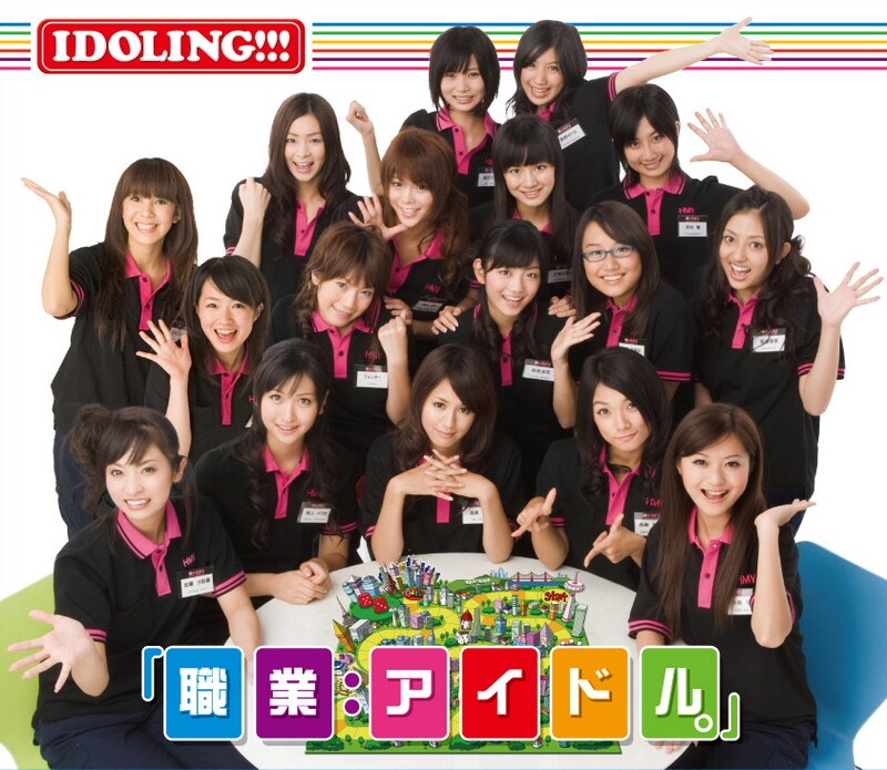 HMVのスリーブケースでは、黒＆ピンクのポロシャツを着用。