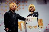 寒風吹きすさぶ中行われたツリー点灯式。今日のヤスタカは半ズボンではなく、水玉模様の長ズボンで登場。