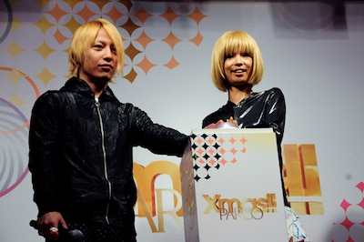 寒風吹きすさぶ中行われたツリー点灯式。今日のヤスタカは半ズボンではなく、水玉模様の長ズボンで登場。