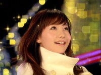 点灯したイルミネーションに囲まれ、ロマンチックな表情を浮かべる奈南。