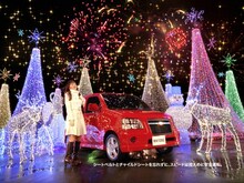 イルミネーションとシボレーMWとヘソを隠した冬仕様の谷村奈南。