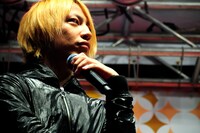 物思いにふけるヤスタカ。多くのファンや撮影カメラを前にしても、いたってマイペース。