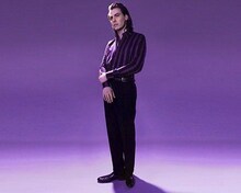 鼠先輩を意識したようなシックなスーツに身を固めた安藤竜ことアンドリューW.K.。