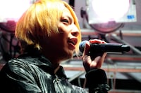 クリスマスシーズンはスタジオに小さなツリーを飾るというヤスタカ。「今年はもっと（ツリーを）パワーアップさせたいなー」と野望を語った。