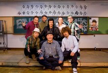 教壇の上で記念撮影をするET-KINGと藤岡弘、。