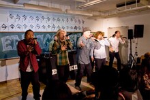 ファンの前で熱い歌声を披露するET-KING。