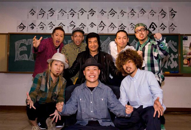 ET-KINGと藤岡弘、の熱い共演が実現。中央で満面の笑みをたたえているのが藤岡弘、。