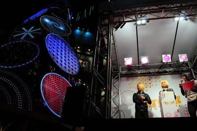 最前列を陣取っていた女性ファンは、厳しい冷え込みの中イベント3時間前からスタンバイしていたとのこと。会場に2人が登場するなり待ちかねたファンから「ヤスタカー！」「こしこー！」という声が飛び交った。