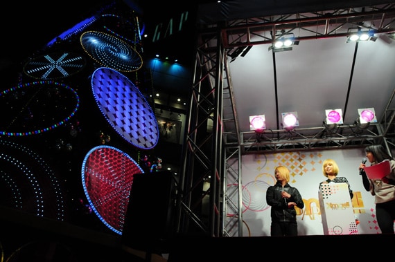 最前列を陣取っていた女性ファンは、厳しい冷え込みの中イベント3時間前からスタンバイしていたとのこと。会場に2人が登場するなり待ちかねたファンから「ヤスタカー！」「こしこー！」という声が飛び交った。