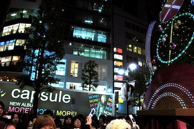 本物のcapsuleが目の前にいることを知ってか知らずか、ゆっくりとパルコ前を通り過ぎるcapsuleトラック。なお、本日の渋谷にはこのほか、flumpoolトラックも走っており、慌てて携帯カメラを構える人を多く見かけた。