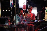 コロッケ（左）と木梨憲武。ぶら下がっている点滴が不気味な空気を作り出している。