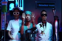 ビデオでは医師に扮した久保田利伸（写真中央）や、ナース服姿のブラザー・トム（左）など、さまざまなコスプレを楽しむことができる。