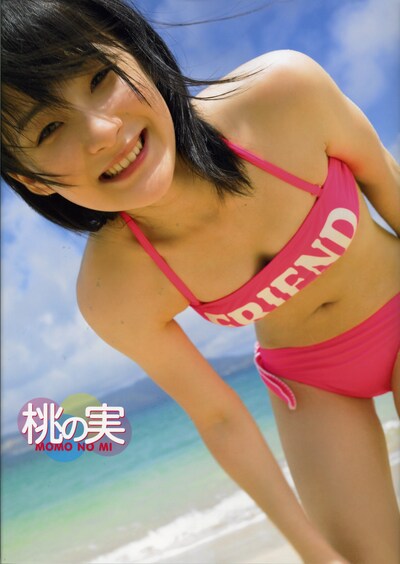 写真集「桃の実」（写真）とDVD「momo only。」の両作品購入者を対象とした特典プレゼントも用意。