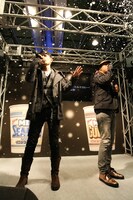 雪（人工）が舞う中、美しいハーモニーで観客を魅了するCHEMISTRY。