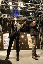 雪（人工）が舞う中、美しいハーモニーで観客を魅了するCHEMISTRY。