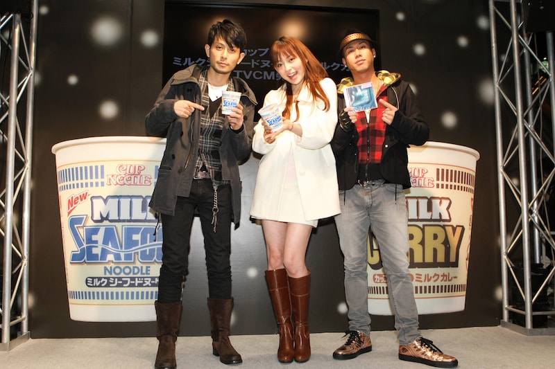 カップヌードル ミルクシーフードを手にほほえむ今井りかと堂珍嘉邦。川畑要は最新アルバム「Winter of Love」をアピール。