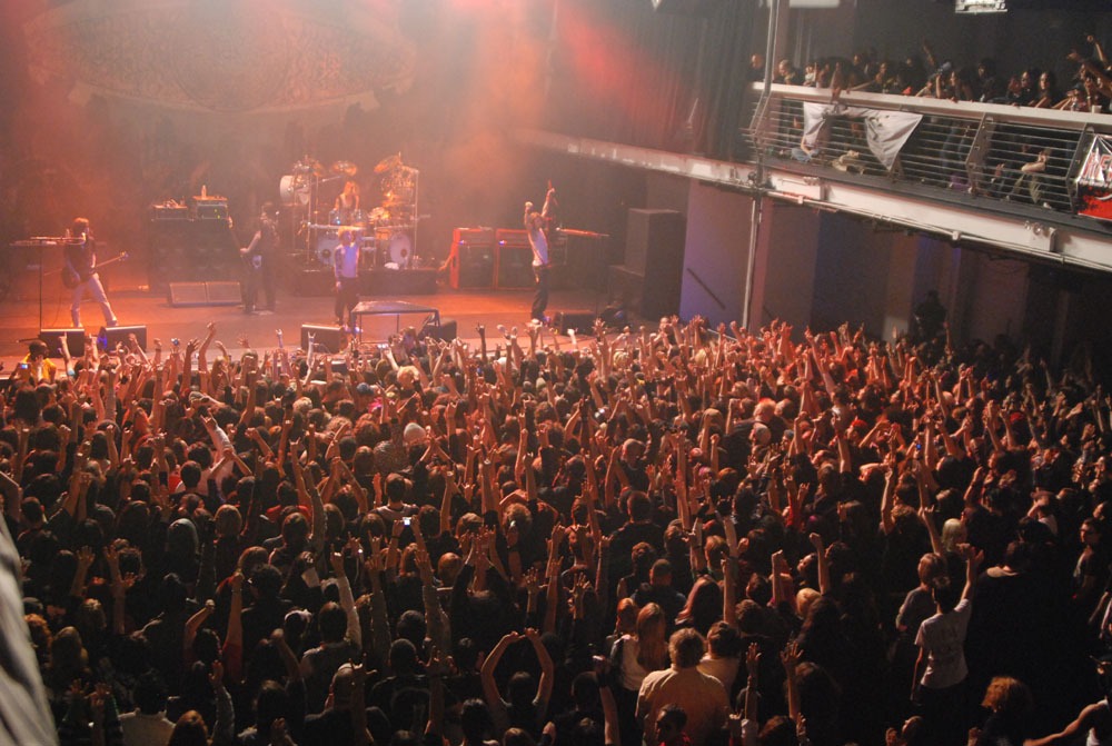 DIR EN GREYのパフォーマンスに拳を上げ応えるニューヨーカーたち。