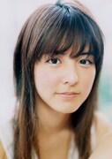 ドラマの第1話には藤井美菜と波瑠の2人が出演。写真の藤井美菜は加藤ミリヤと同じ20歳。